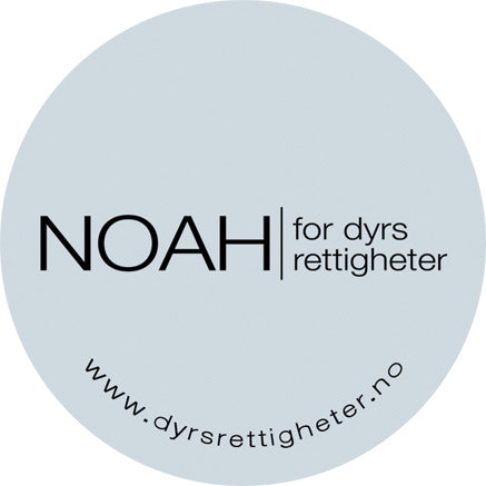 Lys blå button med logoen "NOAH - for dyrs rettigheter" i svart.