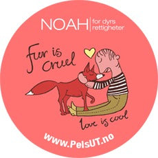 Rødrosa button med tegning av en gutt og en rev med teksten: "Fur is cruel, love is cool"