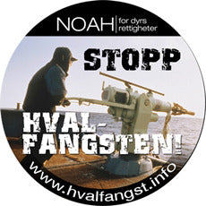 Button med bilde av en hvalfanger og hans harpun med teksten: "Stopp hvalfangsten!"