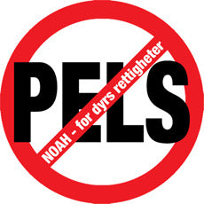 Rødt og hvitt forbudsskilt med PELS skrevet inni (og med rød strek over).