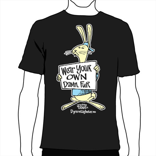Svart t-skjorte med tegning av en kanin og teksten: "Wear your own damn fur"